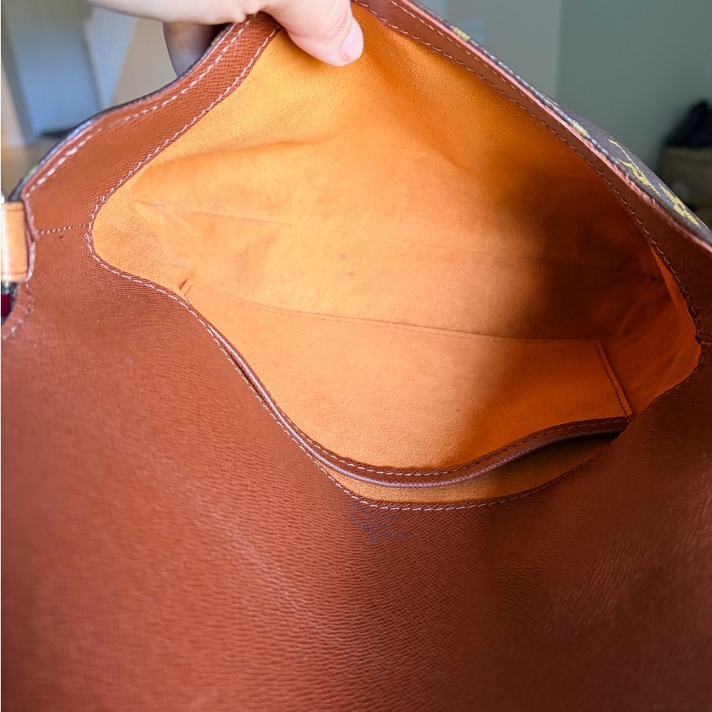 Louis Vuitton musette tango short. Monogram - Picture 9 of 16